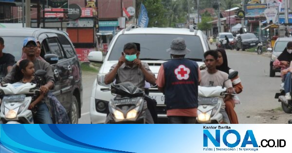 PMI Pidie Jaya Bagikan Masker ke Warga Pelintas, Antisipasi ISPA di Tengah Debu Pembersihan Lumpur Pascabencana
