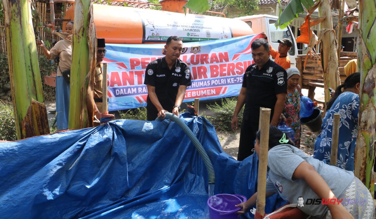 Polres Kebumen Salurkan 11.000 Liter Air Bersih ke Warga Kalisono di Puncak Kemarau