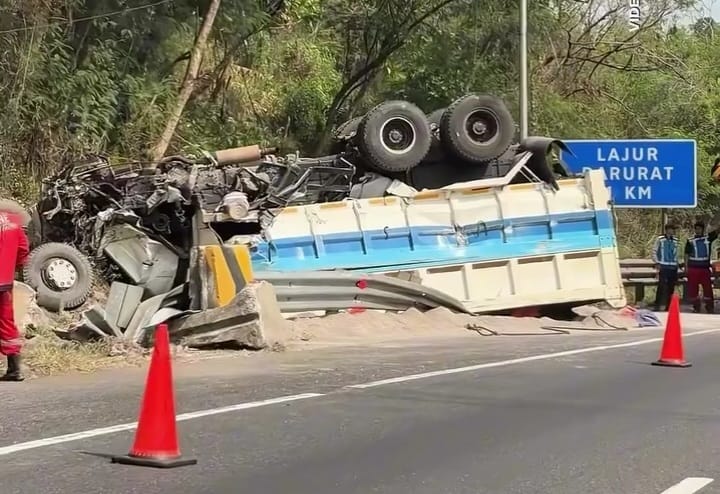 Truk Tronton Terguling dan Terbalik di KM 91-92 Tol Cipularang, Sopir Luka-luka