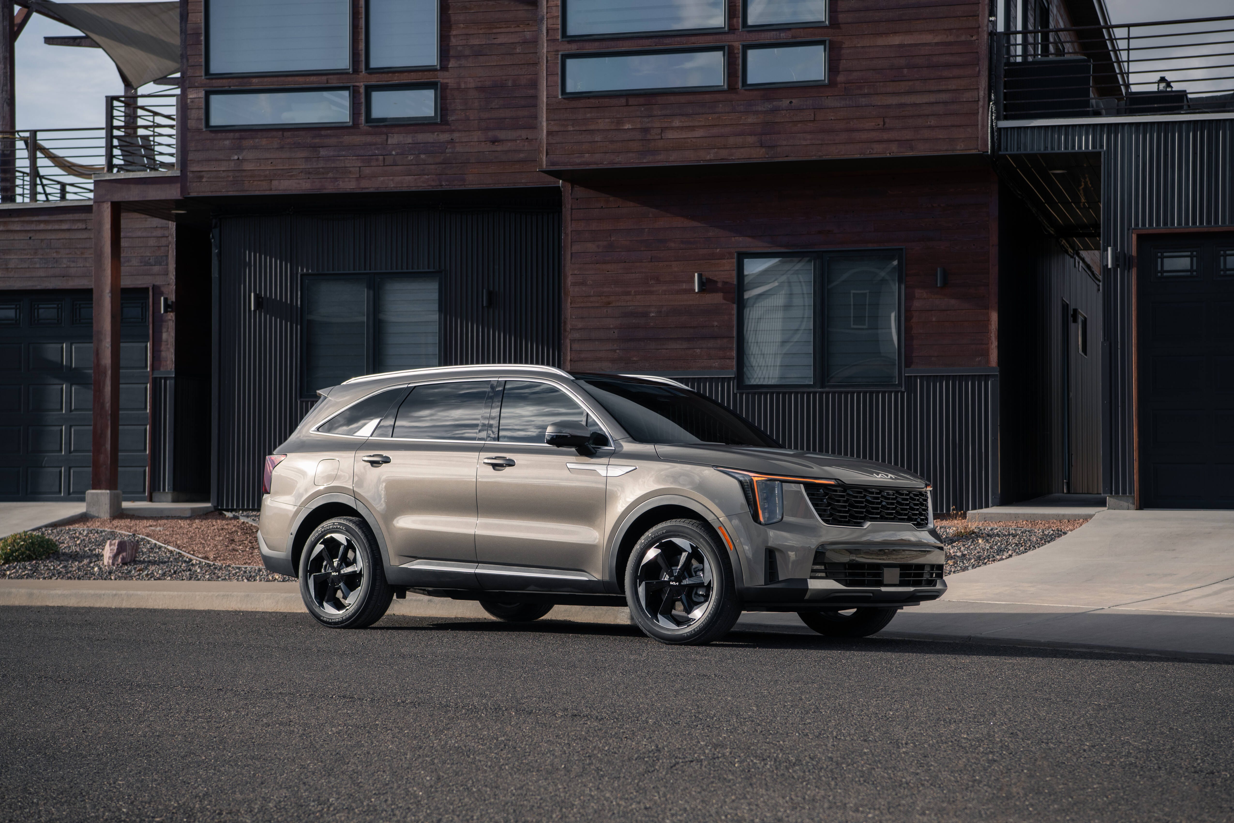 Kia Sorento PHEV 2027 Naik USD 5.600, Varian EX Dihapus
