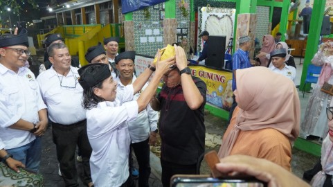 Gubernur Kepri Ansar Ahmad Terima Tanjak 'Dendam Tak Sudah' dari PWI di Malam Temu Ramah 50 Wartawan Pulau Penyengat