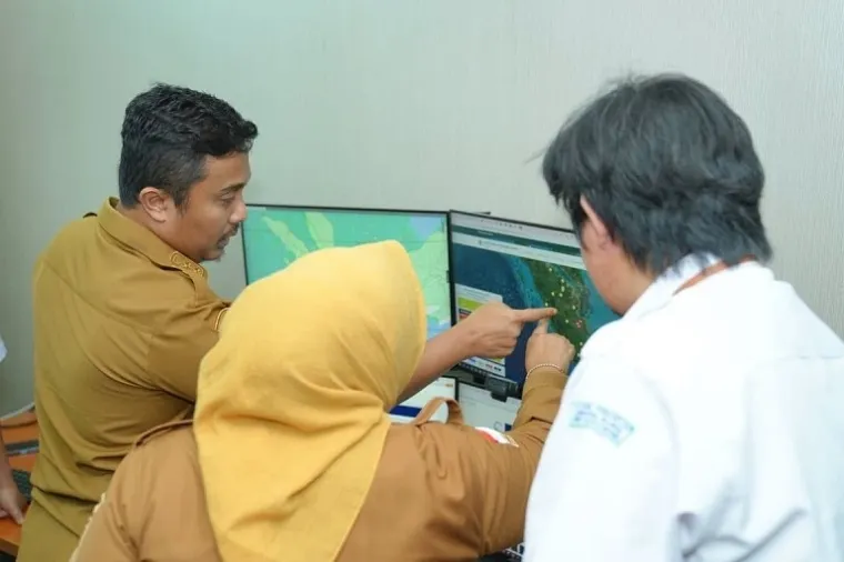 Wagub Sumbar Vasko Ruseimy Minta Mitigasi Kabut Asap Diperkuat, Lahan Bekas Terbakar di Dharmasraya yang Kini Ditanami Sawit Ditelusuri