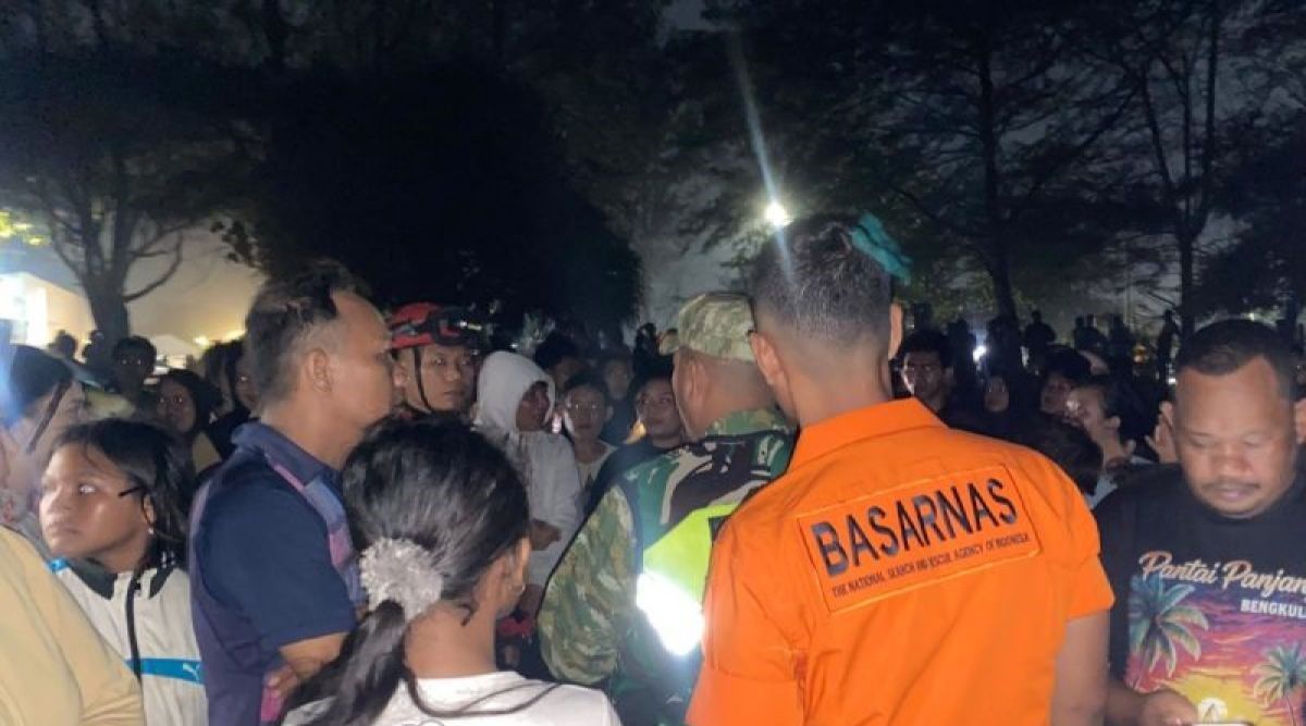 Basarnas Bengkulu Kerahkan 15 Personel Cari Siswi SMA yang Hanyut di Pantai Berkas