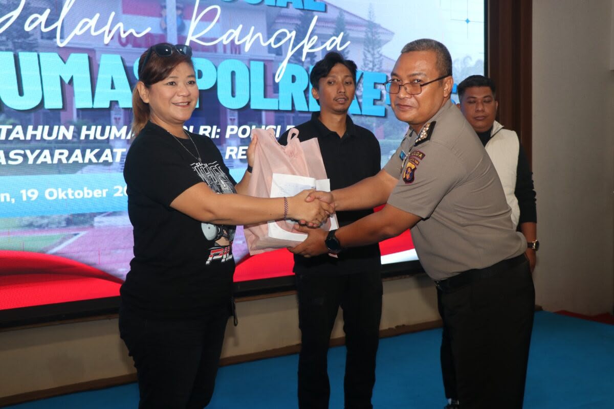Polda Kaltim Bagikan Bansos ke 50 Wartawan Balikpapan di Hut Humas Polri ke-75