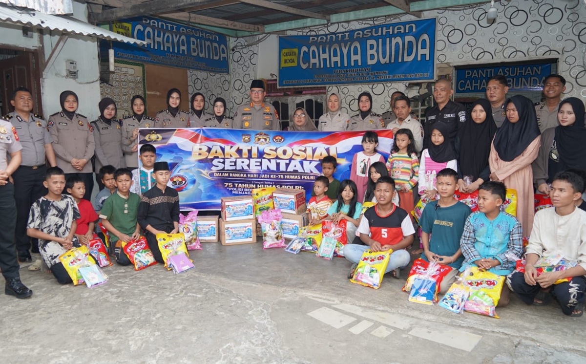 Bidhumas Polda Sumsel Kunjungi 2 Panti Asuhan di Palembang, Salurkan Sembako dan Dana Santunan