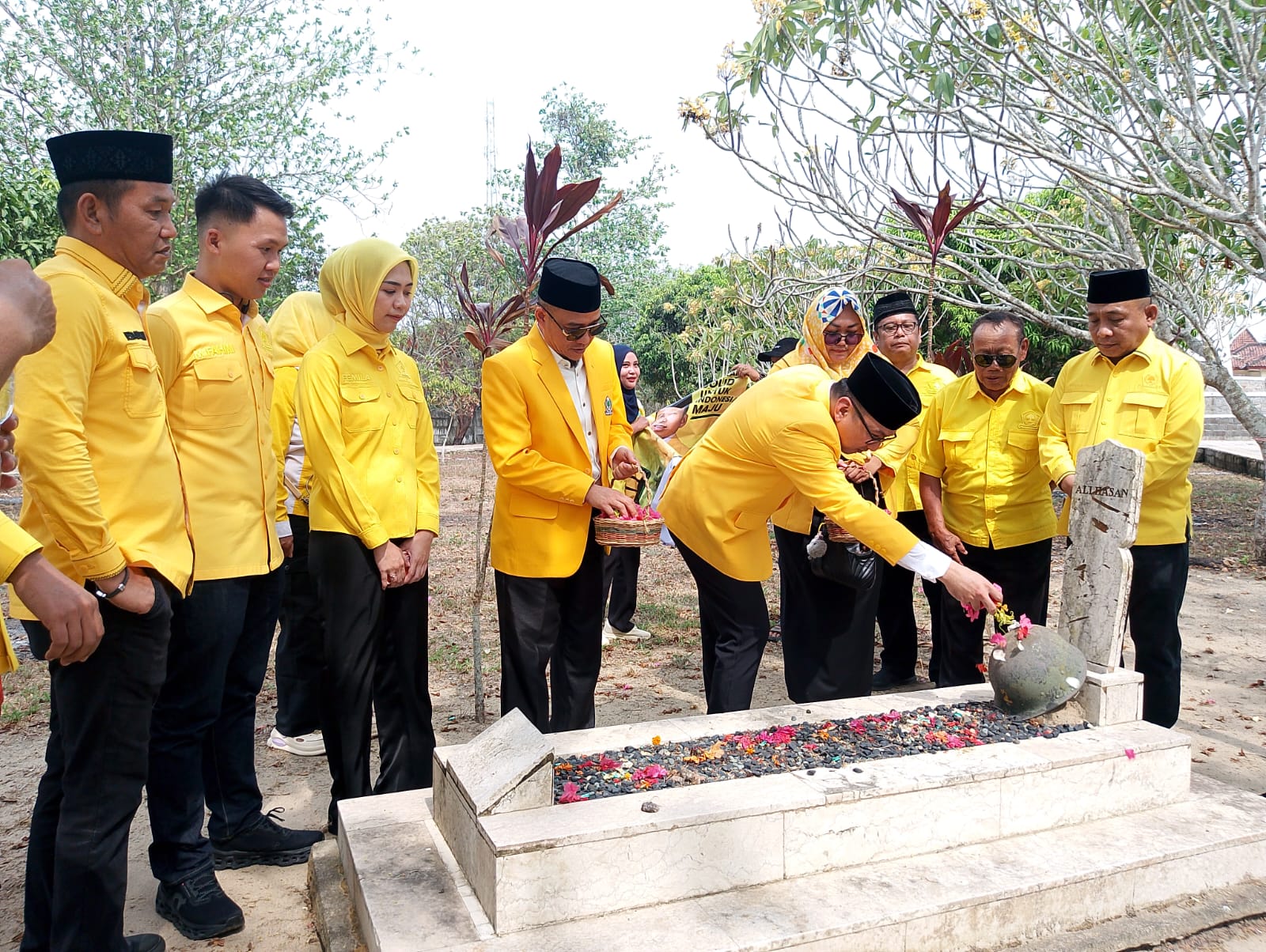 Ketua DPD Golkar Tulang Bawang Pimpin Ziarah Makam Pahlawan Menggala, Santuni Anak Yatim di HUT ke-62