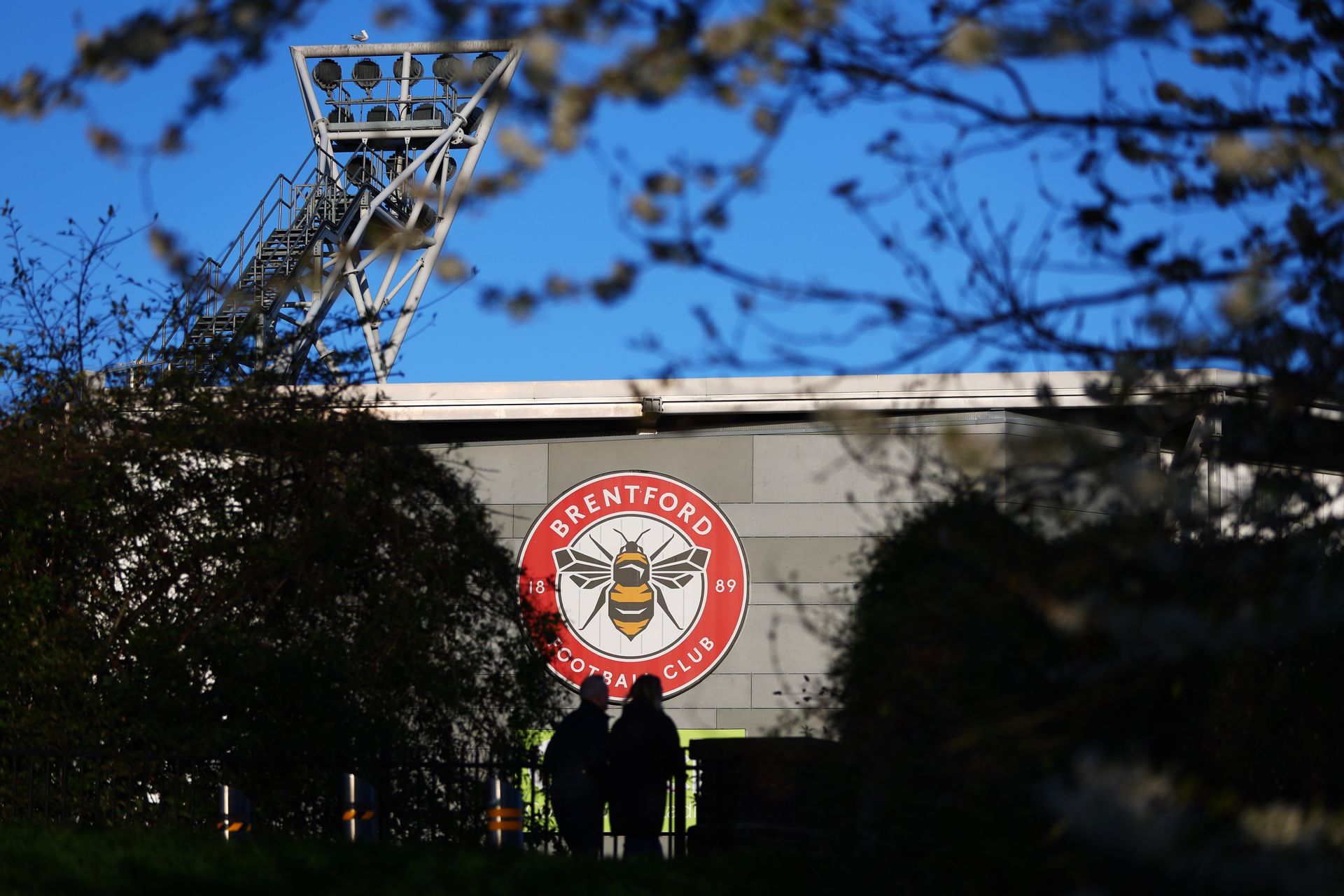 Polisi Selidiki Aksi Tendang Bola Rugby ke Lapangan Saat Brentford Vs Liverpool