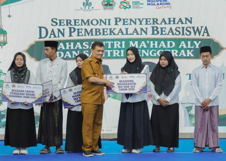 482 Santri di Jateng Terima Beasiswa Pesantren Obah Rp 1 Juta per Semester, Gubernur Ahmad Luthfi Sebut Garda Depan Moral