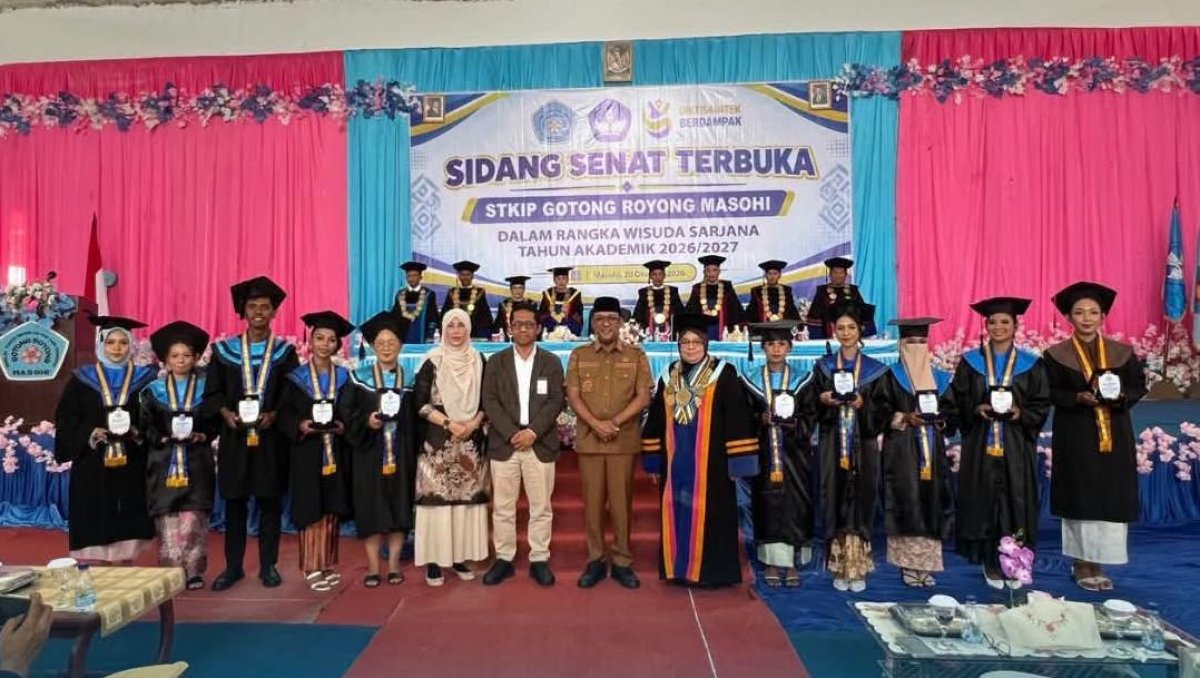 Bupati Maluku Tengah Wisuda 150 Sarjana STKIP Gotong Royong Masohi dari Tiga Program Studi
