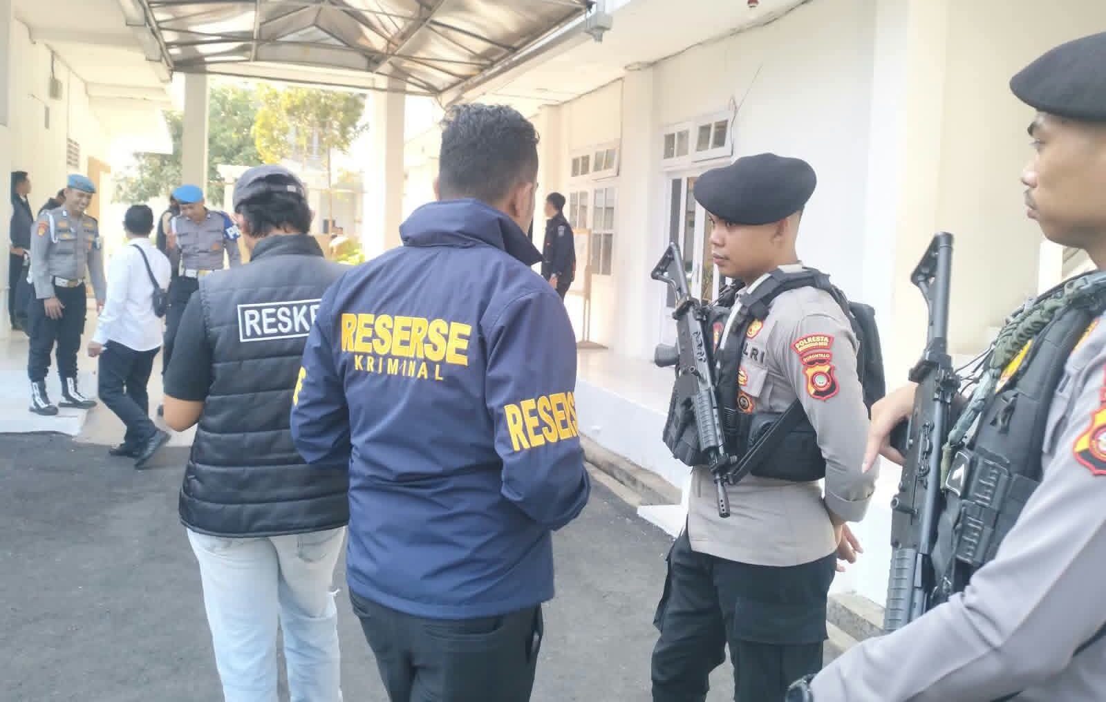 Pemkot Gorontalo Persoalkan Personel Bersenjata Laras Panjang saat Penggeledahan Kantor Wali Kota