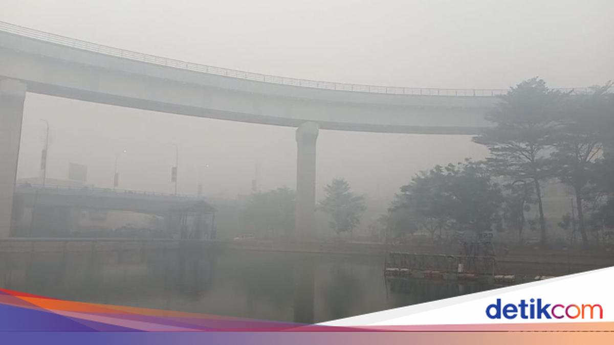 Kabut Asap Karhutla OKI Selimuti Palembang, Kualitas Udara Kembali Level Berbahaya