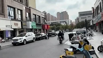 Denza B8 Viral Jalan Pakai Tiga Roda di Jalan Raya, Satu Ban Depan Digembok