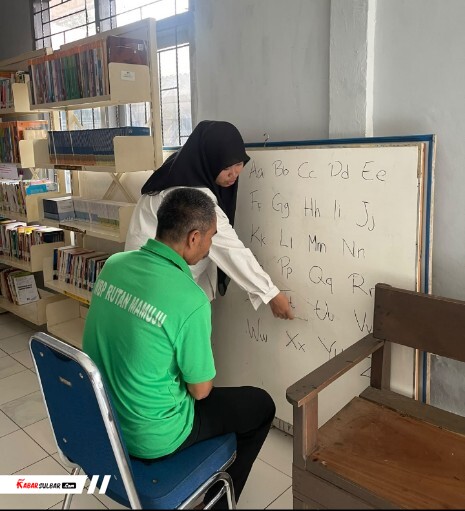 Peserta Magang Kemenaker Ajari Warga Binaan Rutan Mamuju Membaca, Dampingi Belajar Huruf Secara Bertahap