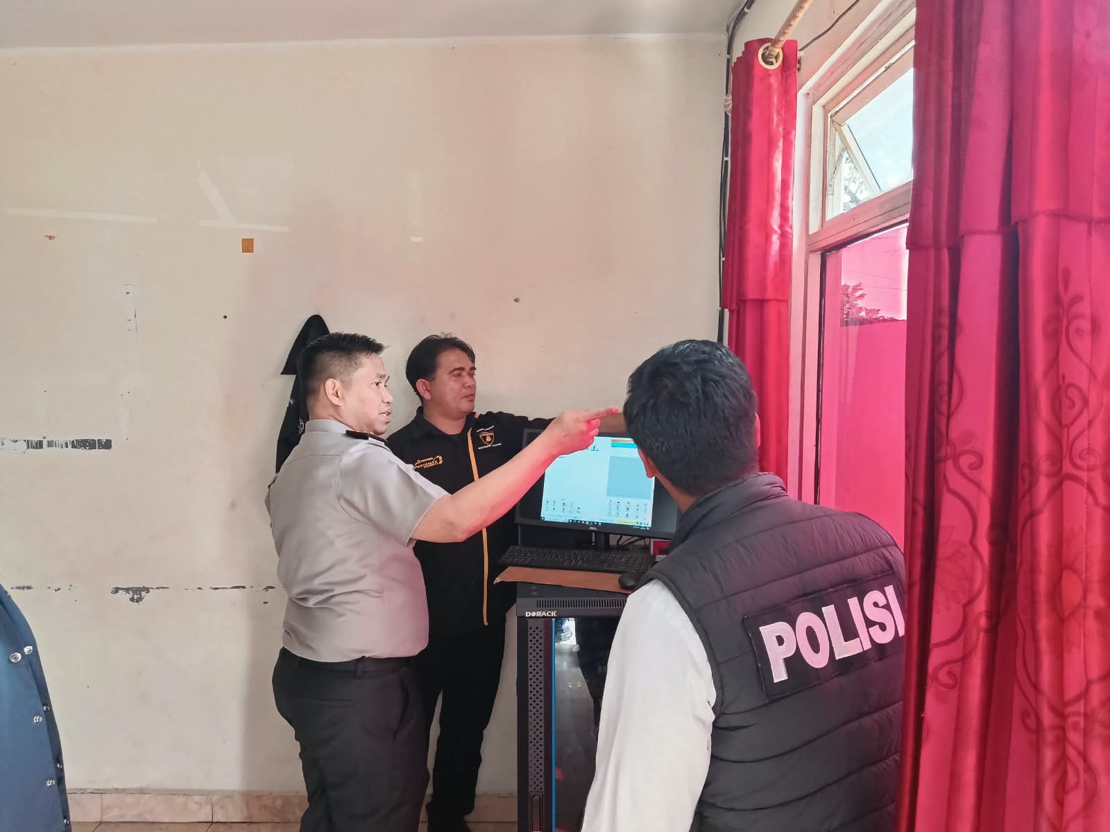 Kapolres Minahasa Tenggara Cek SPBU Ratahan di Tengah Antrean Panjang Pertalite, Warga Boleh Lapor jika Ada Penimbunan