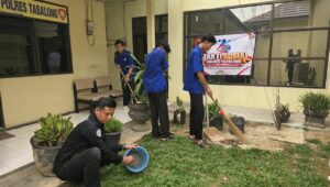 Polres Tabalong Kerja Bakti Bersihkan Mushala Sambut HUT Humas Polri ke-75