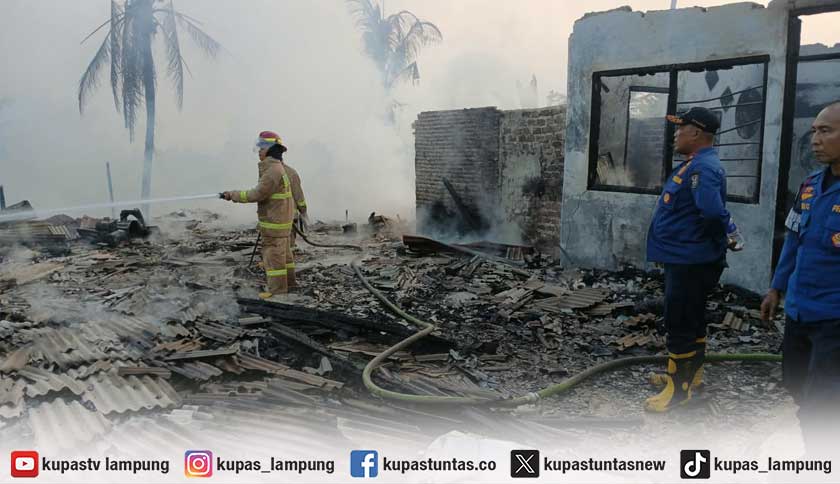 Kebakaran Gudang Mebel di Sukadanaham Bandar Lampung, 5 Mobil Damkar Dikerahkan dan Kerugian Ditaksir Rp50 Juta