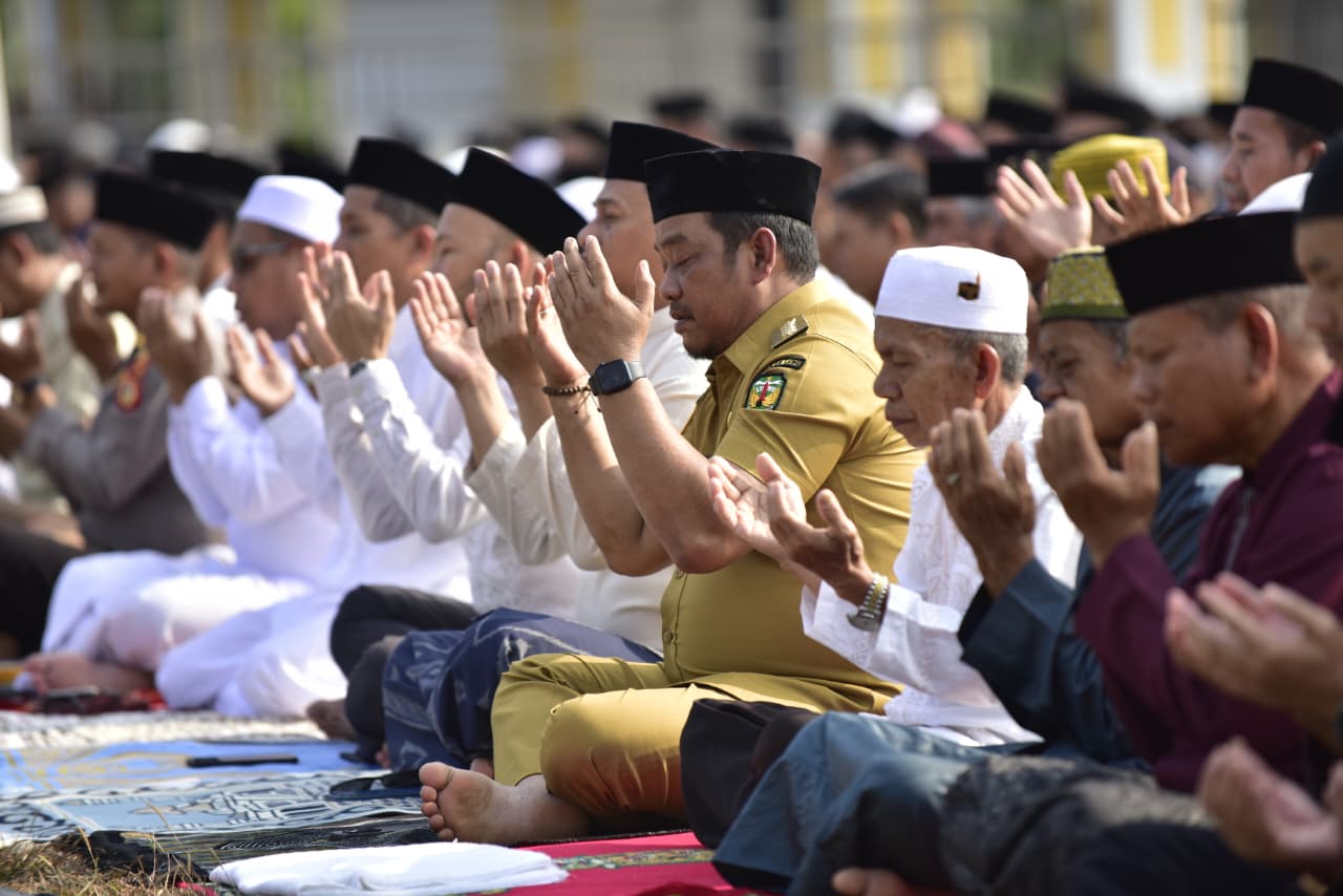 Bupati Luwu Patahudding dan Warga Gelar Salat Istisqa di Lapangan Andi Djemma Belopa, Minta Hujan di Tengah Kemarau Panjang