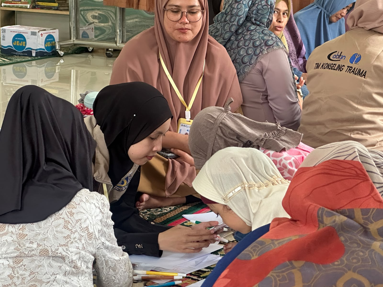 BK FIP UNP dan ABKIN Sumbar Kirim Tim Konseling Trauma ke Penyintas Galodo Solok, Bantu Sembako Warga Gunung Talang