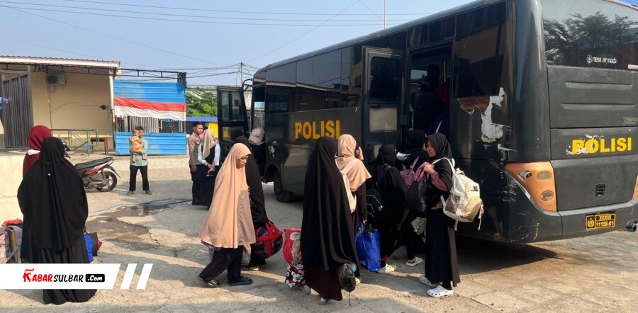 Polresta Mamuju Antar-Jemput 39 Santri Hidayatullah ke Pantai Tapandullu Pakai Bus Dinas