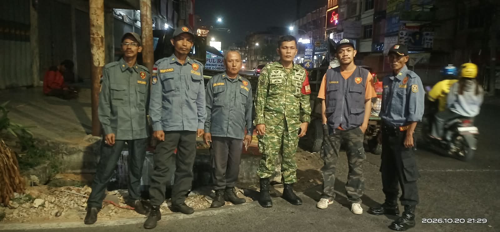 Babinsa Kaliawi dan Warga Bandarlampung Gelar Siskamling Antisipasi Curanmor dan Tawuran Remaja