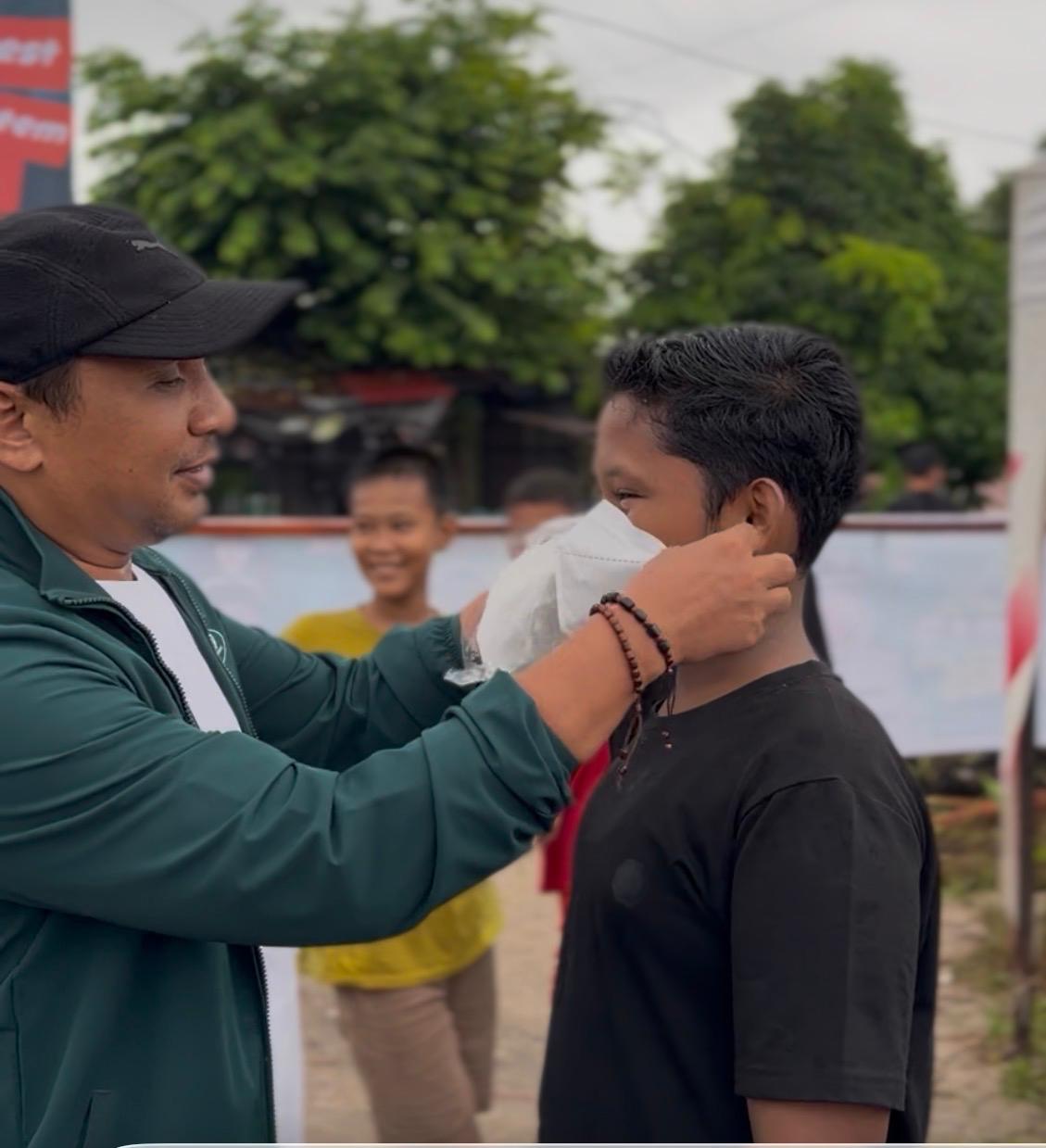 Ketua PKB Sumbar Firdaus Bagikan Masker ke Warga Lubuk Alung Hadapi Kabut Asap Karhutla