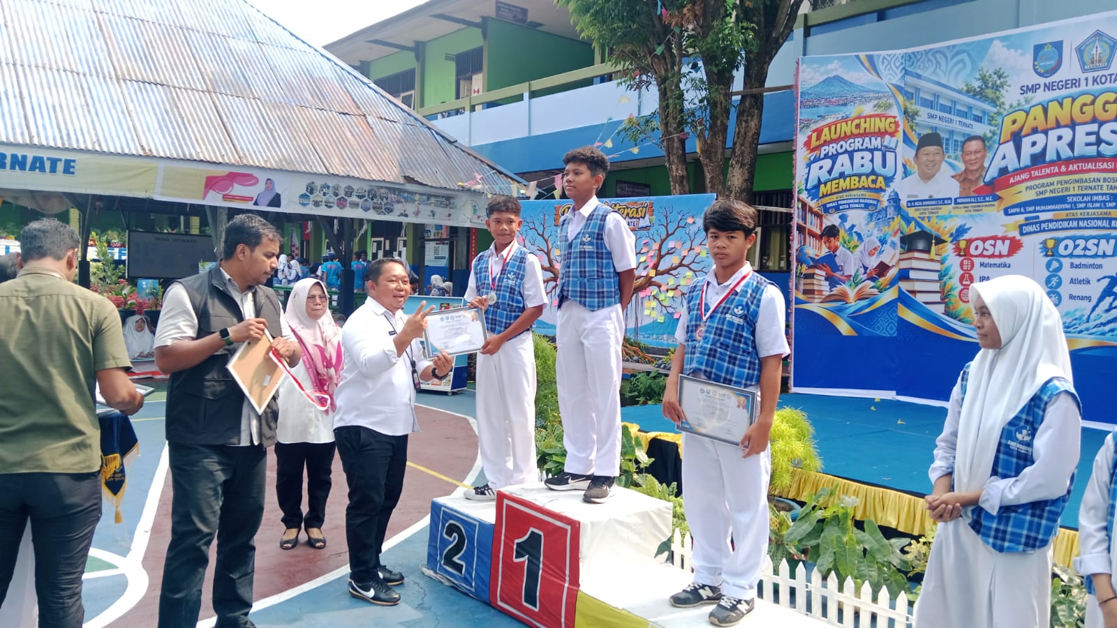 Sekda Ternate Rizal Marsaoly Luncurkan Program Rabu Membaca, Siswa SMPN 1 Wajib Baca 15 Menit Sebelum Belajar