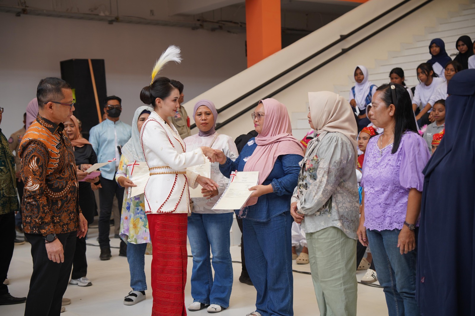 Kanwil BPN Malut Serahkan Sertipikat Hak Pakai 7 Sekolah ke Pemprov, Gubernur Sherly Tjoanda Terima Langsung