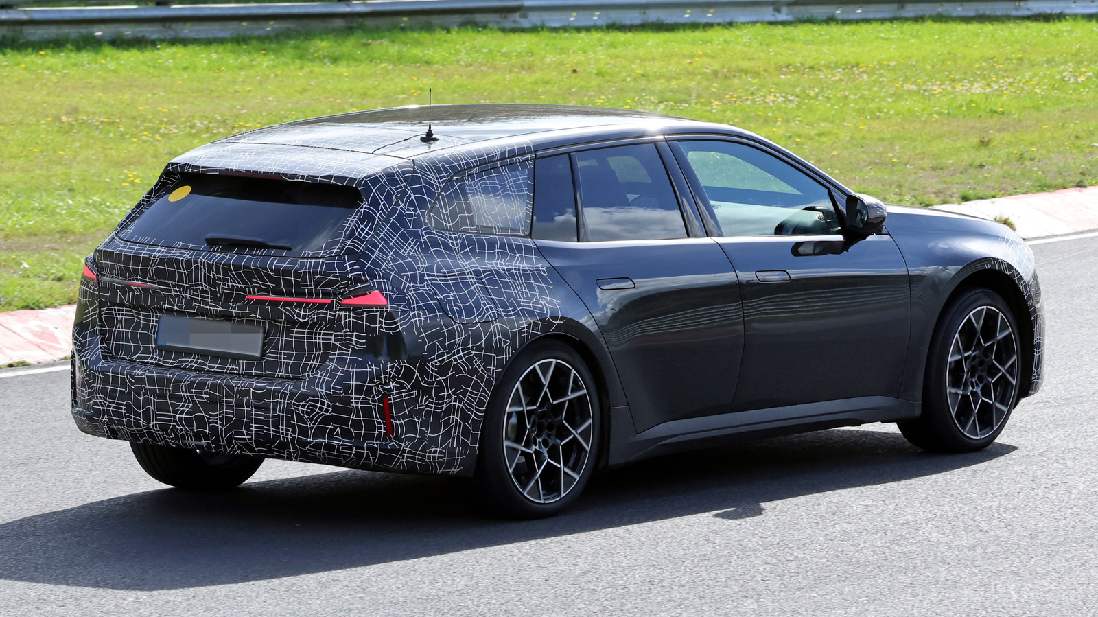 BMW i3 Touring 2027 Tertangkap Kamera, Versi Wagon Listrik untuk Keluarga