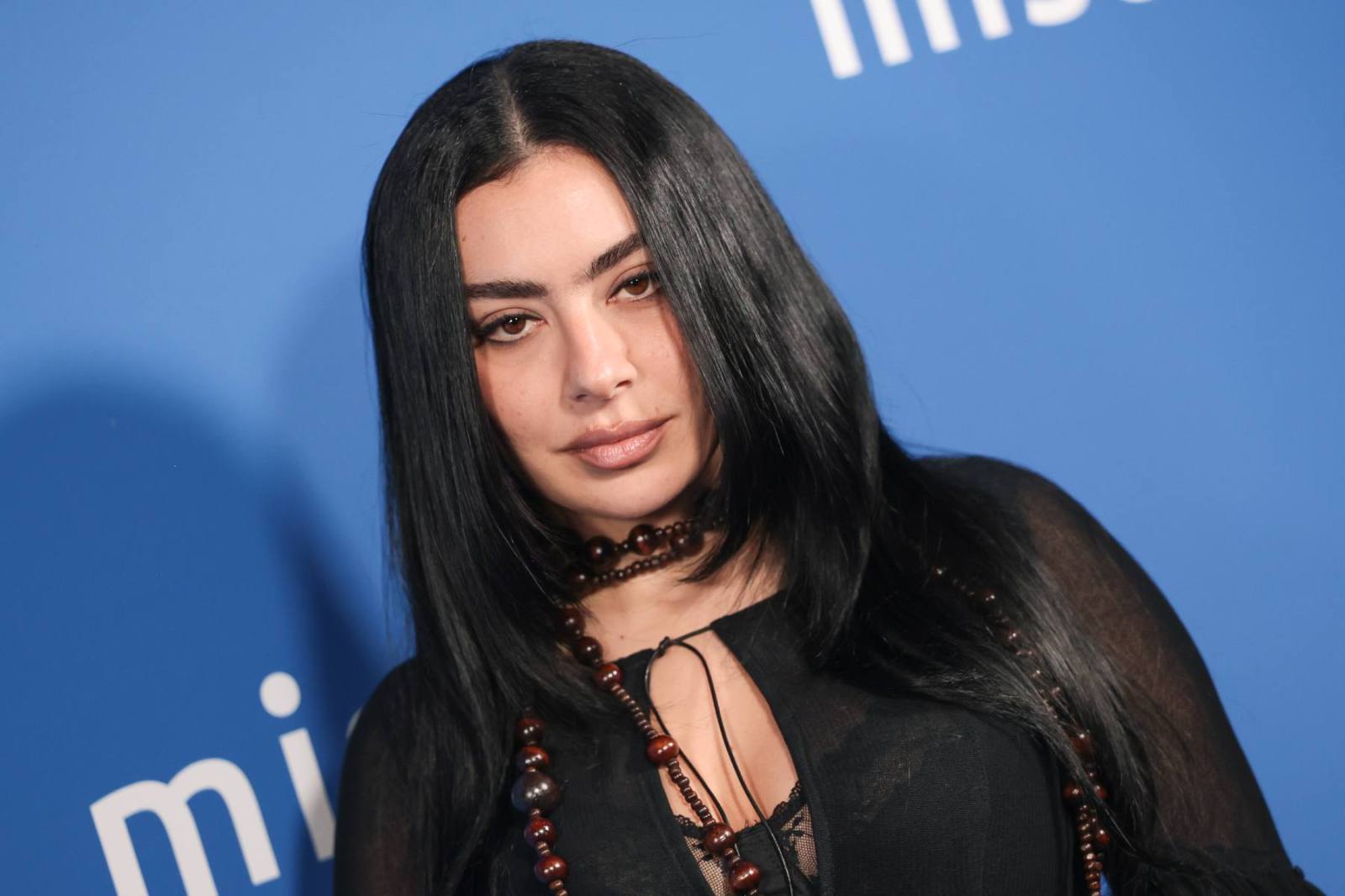 Charli XCX Batal Konser di Arizona Gegara Kehilangan Suara