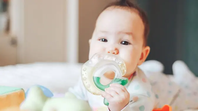 Teether Bayi: Manfaat dan 4 Pilihan Aman untuk Tumbuh Gigi