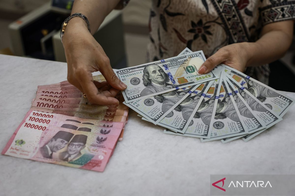 Rupiah Dibuka Stabil di Rp17.992 per Dolar AS, Bergerak Datar 0 Persen