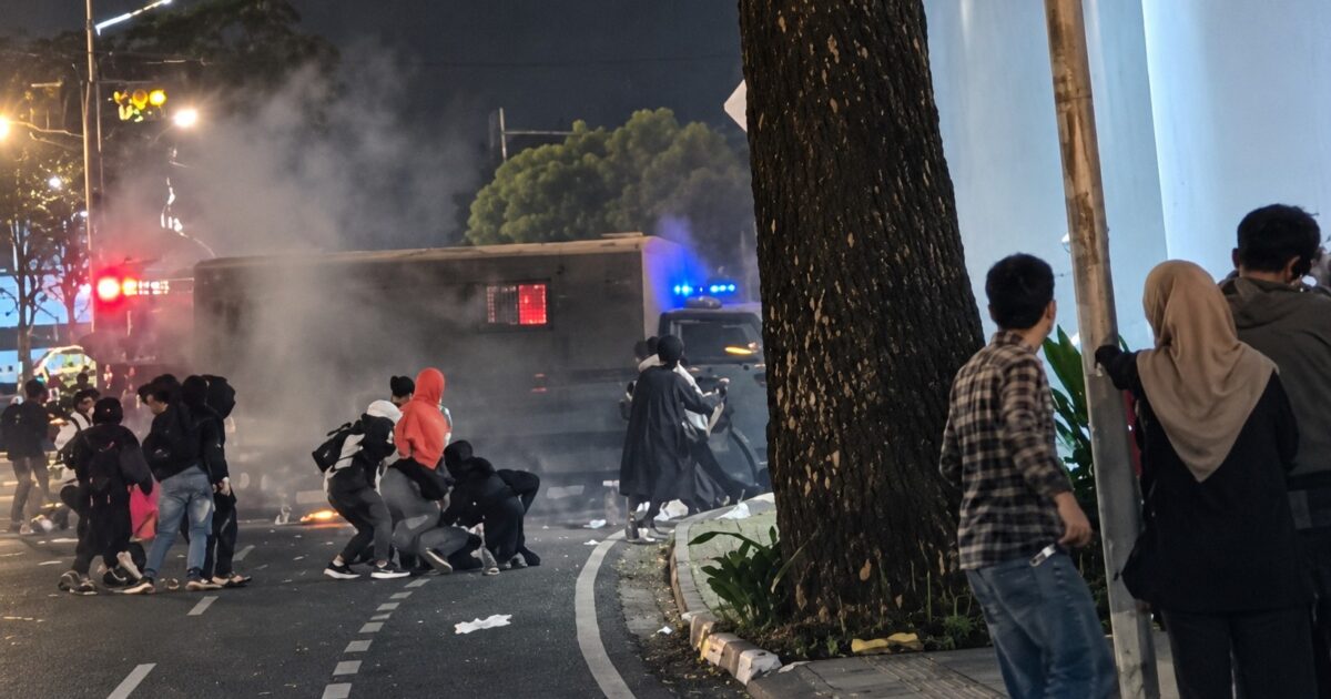 Truk Dalmas Diserang di Simpang Dago Bandung, 3 Polisi Terluka dan Kendaraan Terbakar