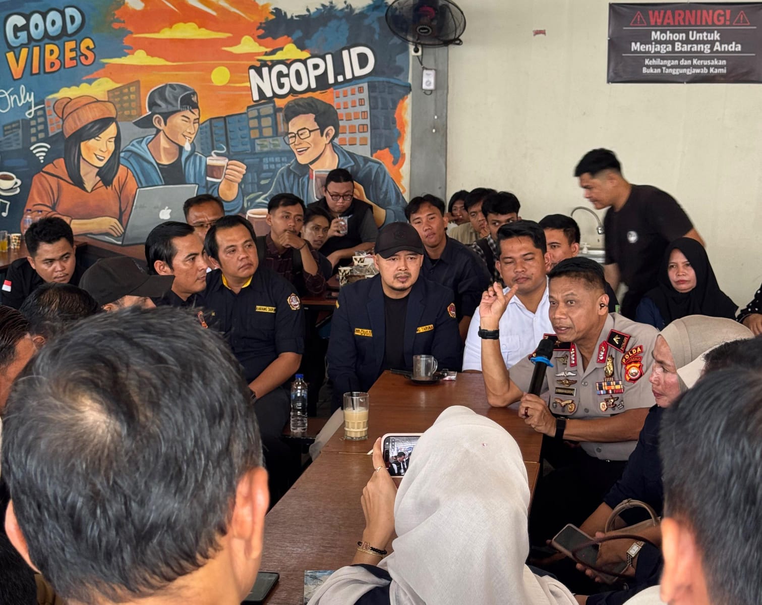 Wakapolda Bengkulu Sambangi Warga di Kedai Kopi Sukarami, Tampung Keluhan soal Pelayanan Polri