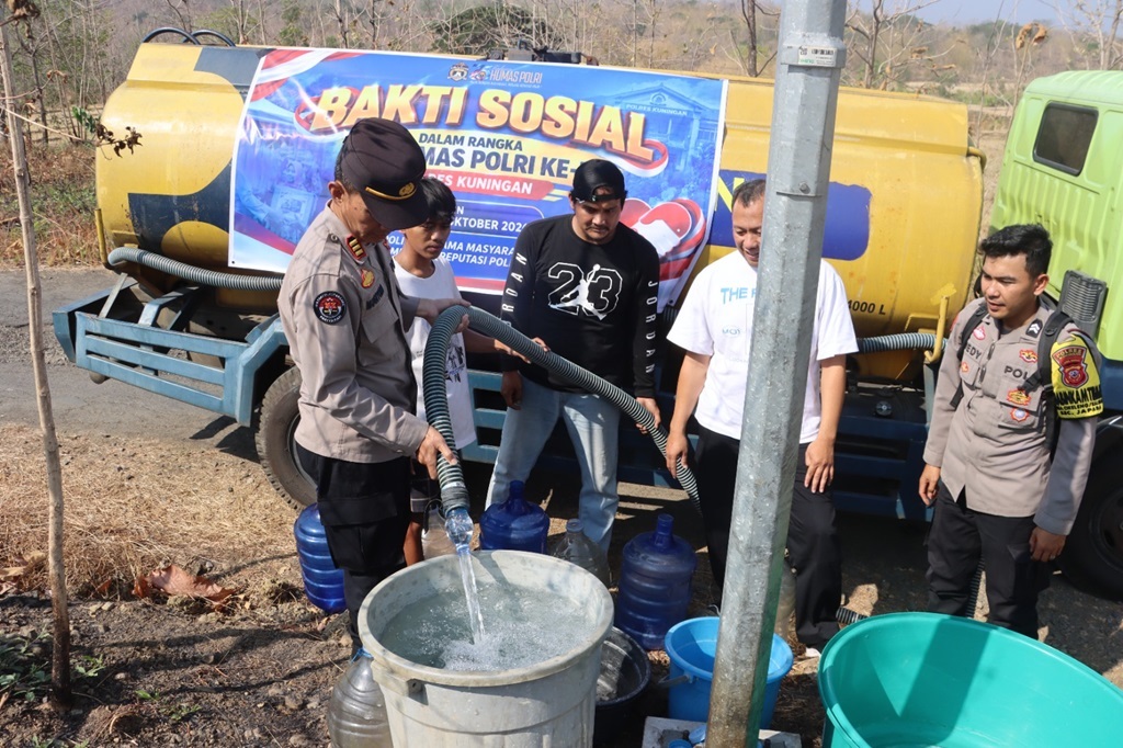 Polres Kuningan Salurkan 8.000 Liter Air Bersih ke Desa Kalimati, Kecamatan Japara yang Kekeringan