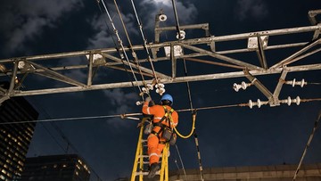 KAI Properti Ganti 180 Insulator KRL, Rawat 513,926 Km Listrik Aliran Atas