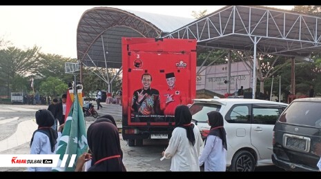 Mobil Boks PDIP Masih Tempel Foto Jokowi-Ganjar di Karnaval Hari Santri Pasangkayu