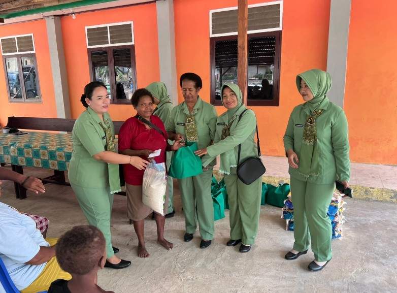 Persit Kodim 1808/Manokwari Selatan Bagikan Beras ke Warga Kampung Yamboi dalam Rangkaian TMMD ke-130