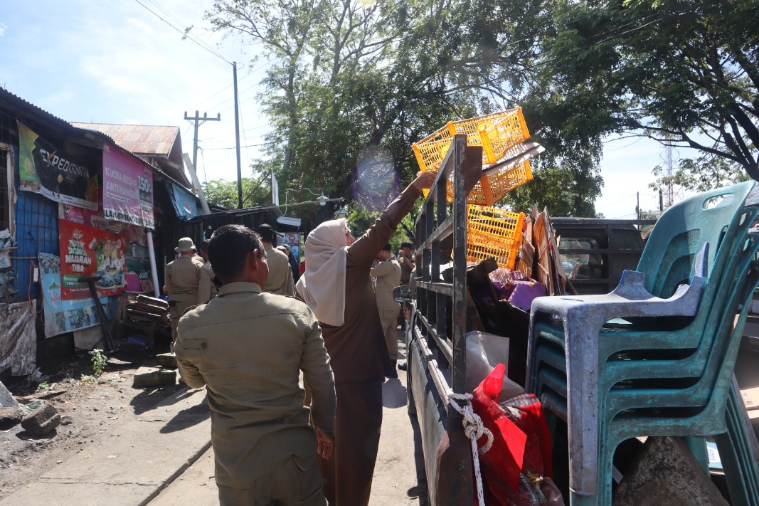 Satpol PP dan WH Aceh Besar Tertibkan Lapak PKL di Badan Jalan Depan Bandara SIM, 4 Kanopi Toko Kena Tegur