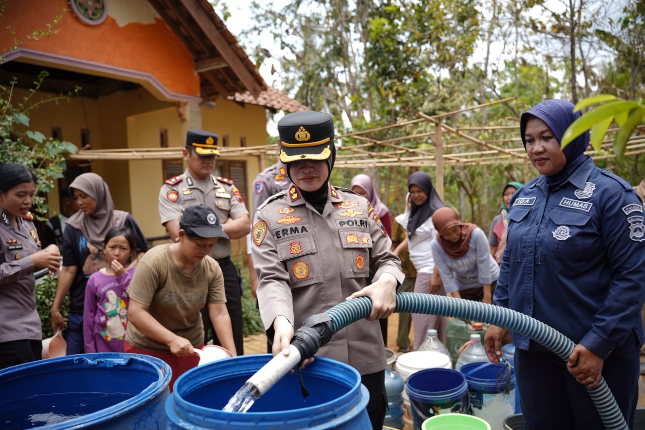 Polres Purworejo Kirim 4.000 Liter Air ke Girijoyo, 30 KK Bertahan di Tengah Kemarau Empat Bulan