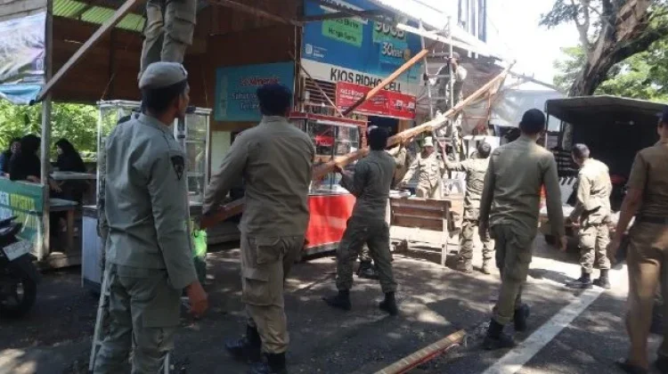 Satpol PP Aceh Besar Tertibkan Lapak PKL dan 4 Kanopi Liar di Akses Bandara SIM