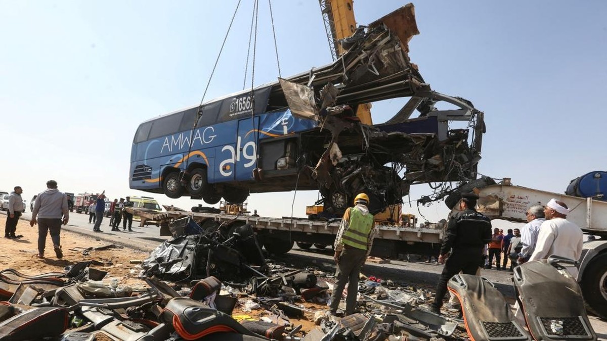 Bus Pariwisata Ringsek Dihantam Truk di Jalan Kairo–Asyut, 13 Tewas