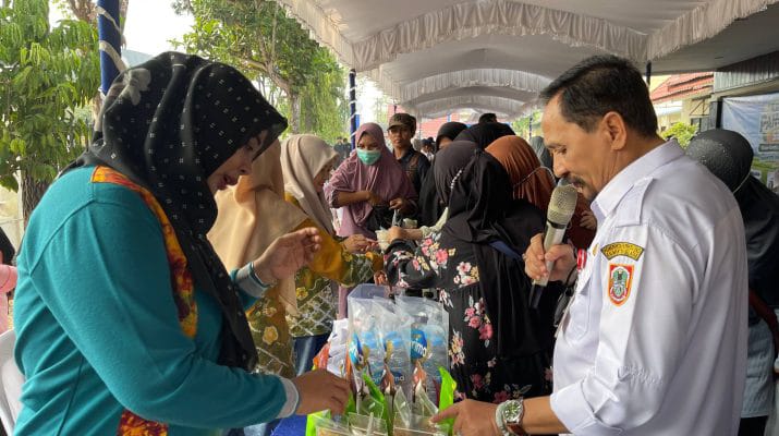 DPKP Kalsel Obral Beras SPHP Rp50.000 dan Daging Ayam Rp30.000 di Halaman Polresta Banjarmasin, Antrean Warga Mengular