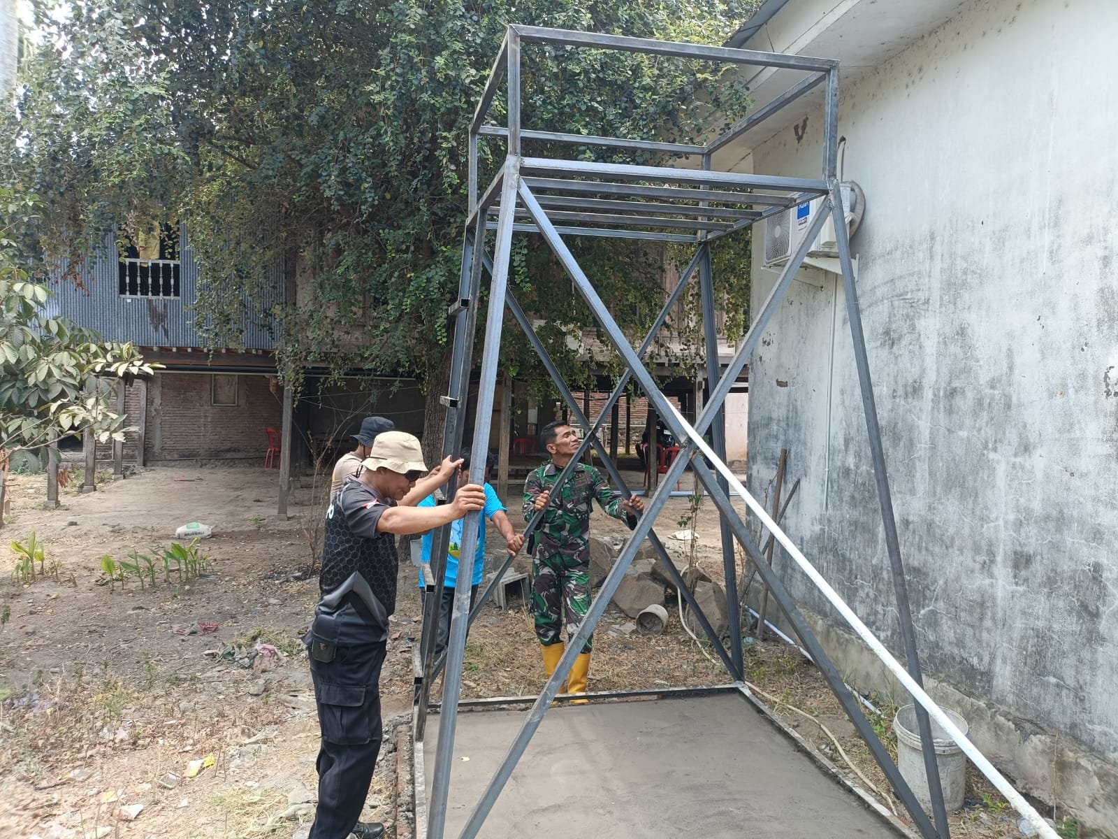 Satgas TMMD Kodim 1409/Gowa Bangun Menara Tandon Air di Kalebarembeng untuk Atasi Kesulitan Air Bersih Warga