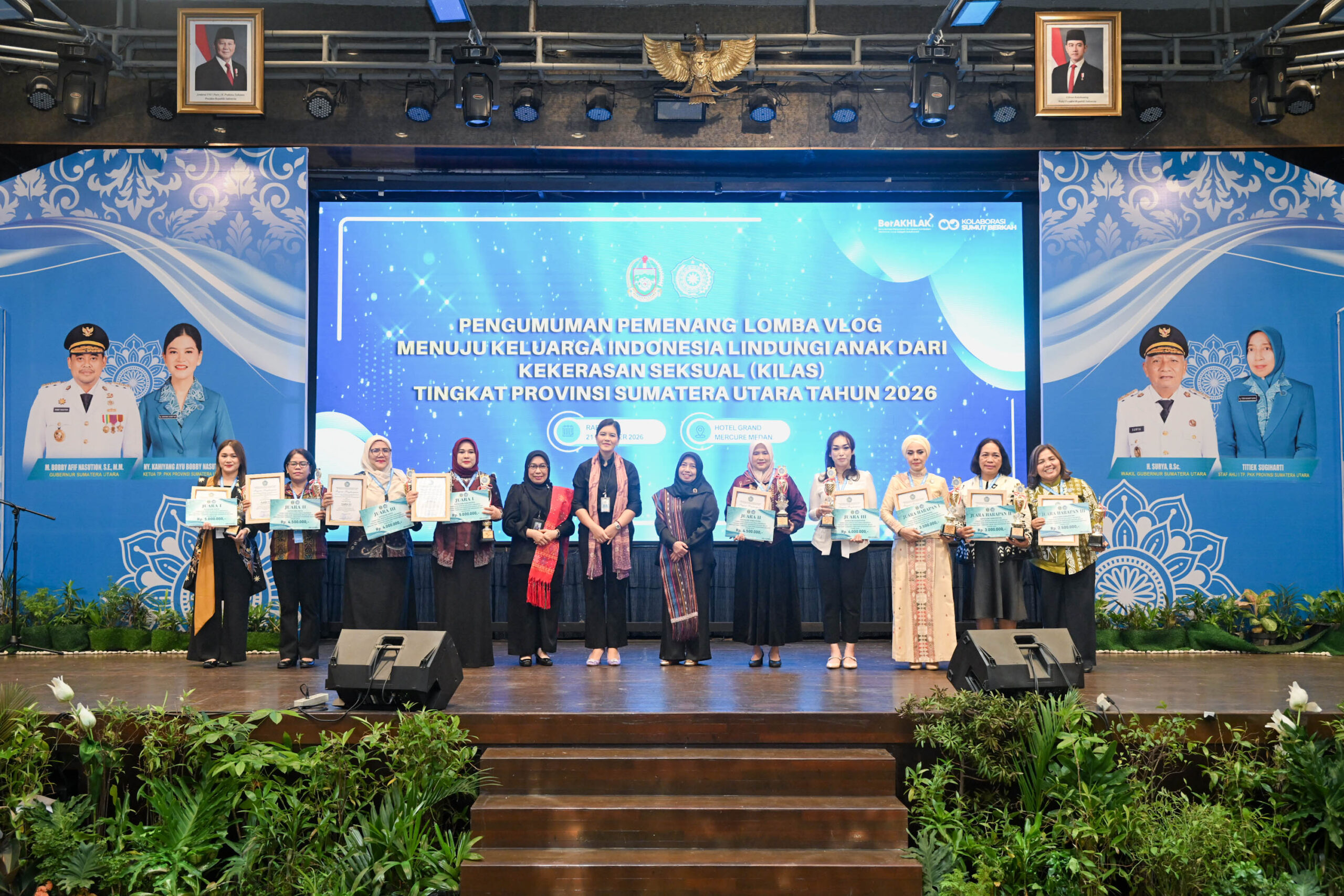 Kahiyang Ayu Serahkan Trofi ke 9 Daerah Pemenang Lomba Vlog KILAS Sumut 2026