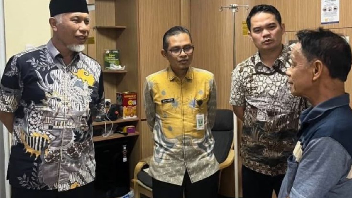Gubernur Sumbar Mahyeldi Jenguk Ketua MUI Zulkarnaini di RS Cilegon Usai Selamat dari Kebakaran KMP Batumandi