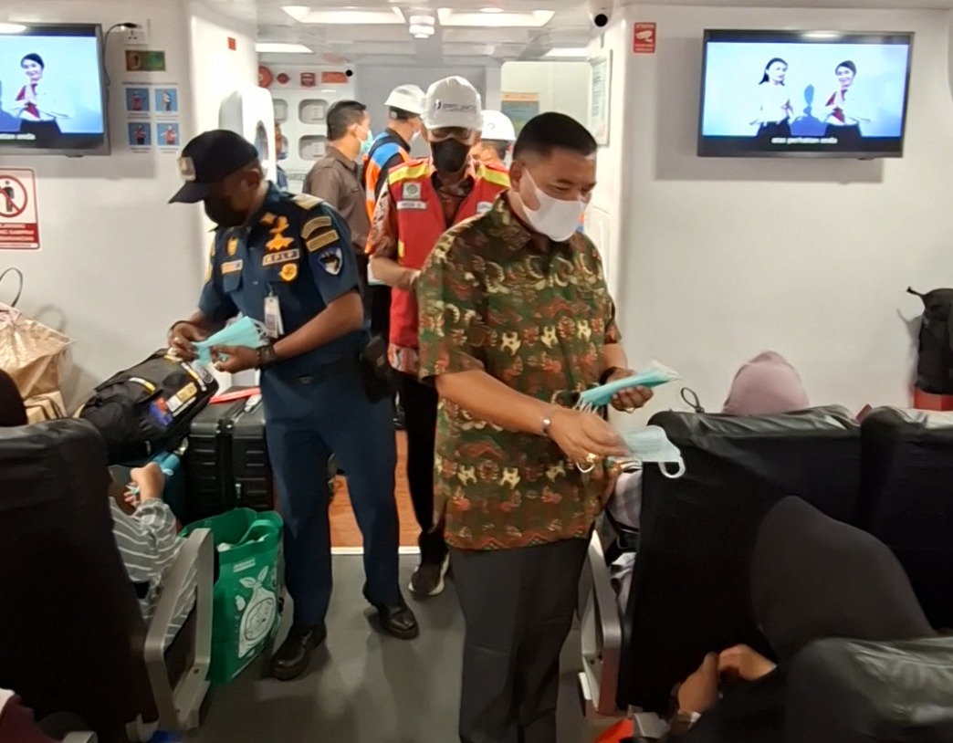 Pelindo Palembang Bagikan Masker dan Pantau Layanan Kapal di Tengah Kabut Asap