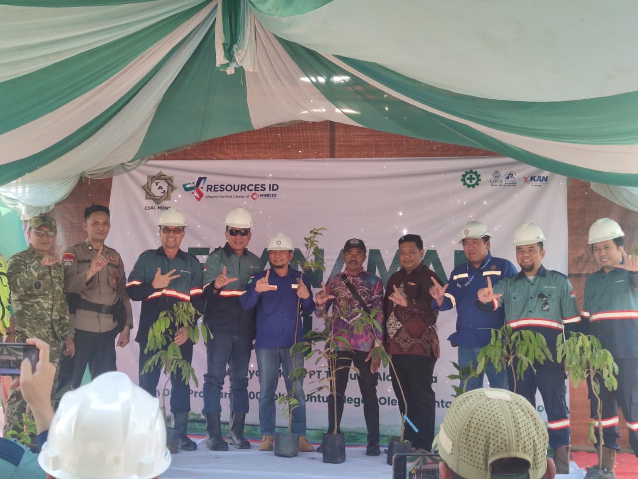 Antam Resourcindo dan Tanjung Alam Jaya Tanam 1.000 Pohon di Konsesi PKP2B