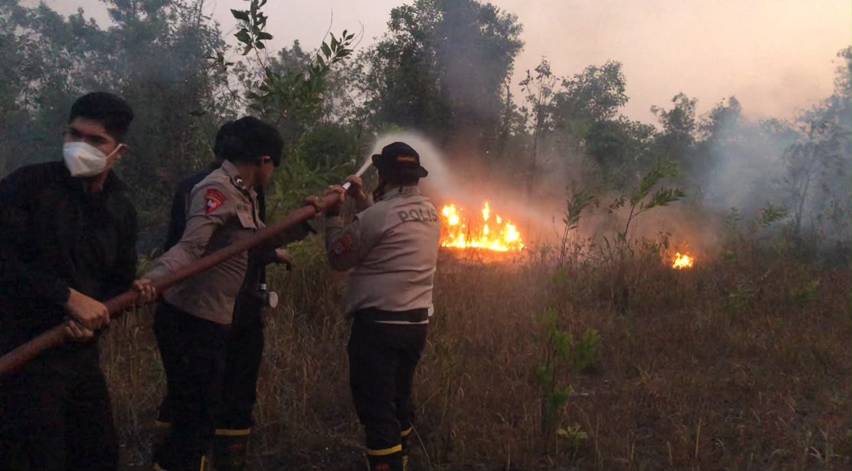 Karhutla Selimuti Banjarbaru dan Perbatasan Banjar, Kapolda Kalsel Sebut Surfaktan Habis hingga Pemadaman Harus Ekstra