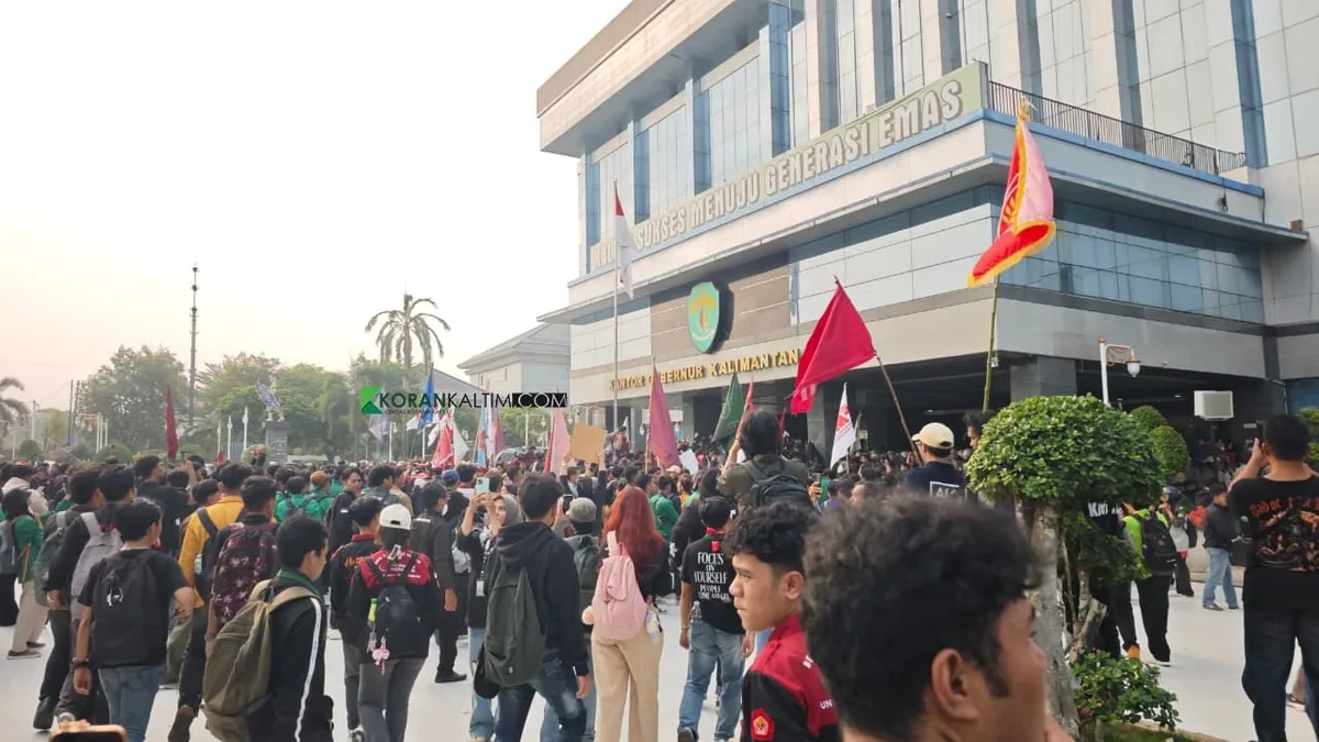 Ratusan Massa Coba Terobos Kantor Gubernur Kaltim di Samarinda, Minta Rudy Mas'ud Temui Demonstran