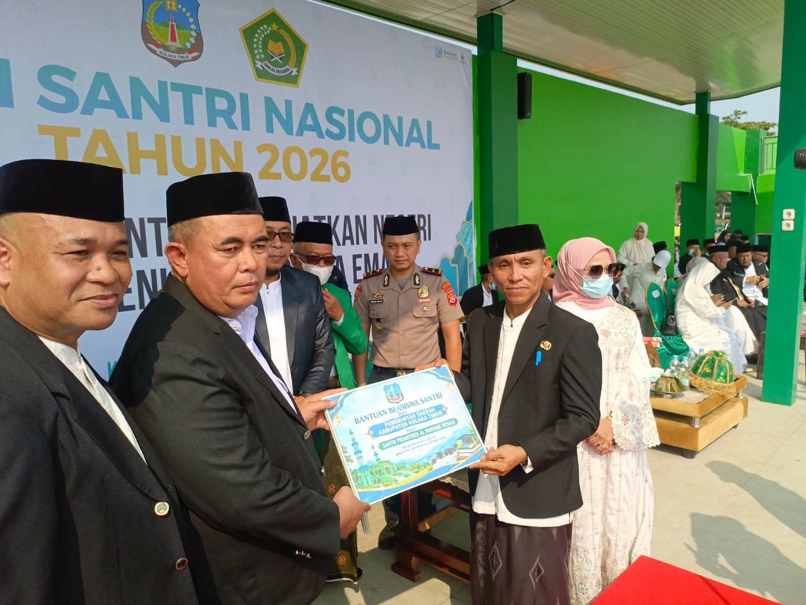 Pemkab Koltim Peringati Hari Santri Nasional 2026 di Ponpes Al-Bukhari Wesalo, Beasiswa dan Bantuan Baznas Diserahkan